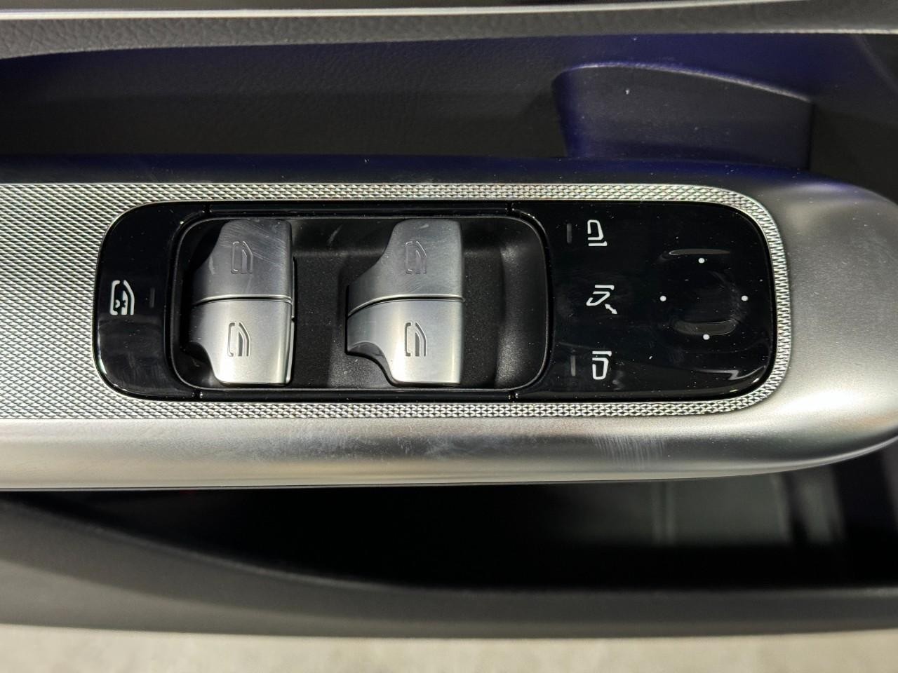 Mercedes-Benz GLC Vehicle Full-screen Gallery Image 24