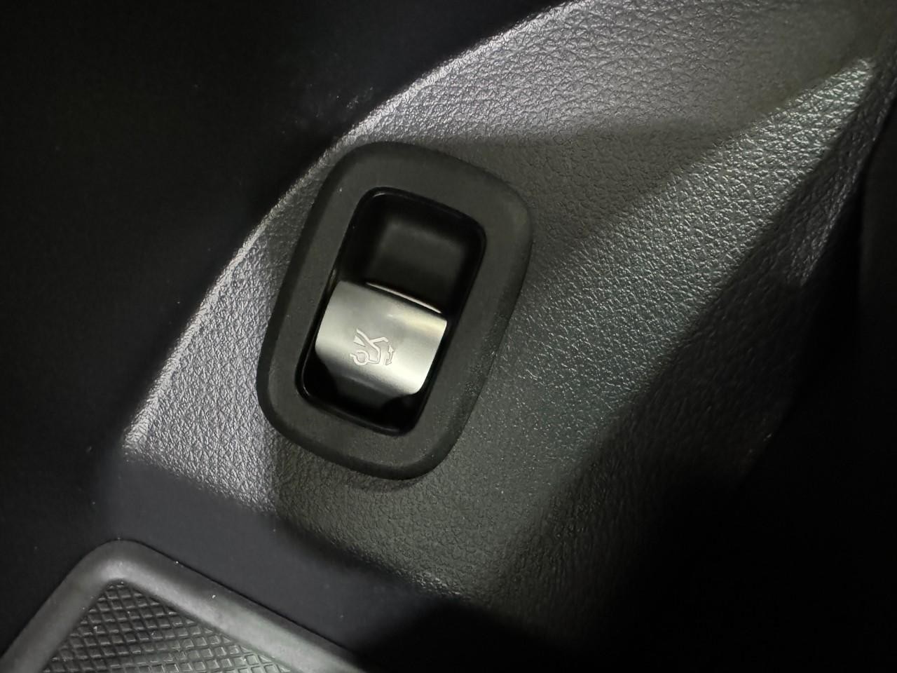 Mercedes-Benz GLC Vehicle Full-screen Gallery Image 26