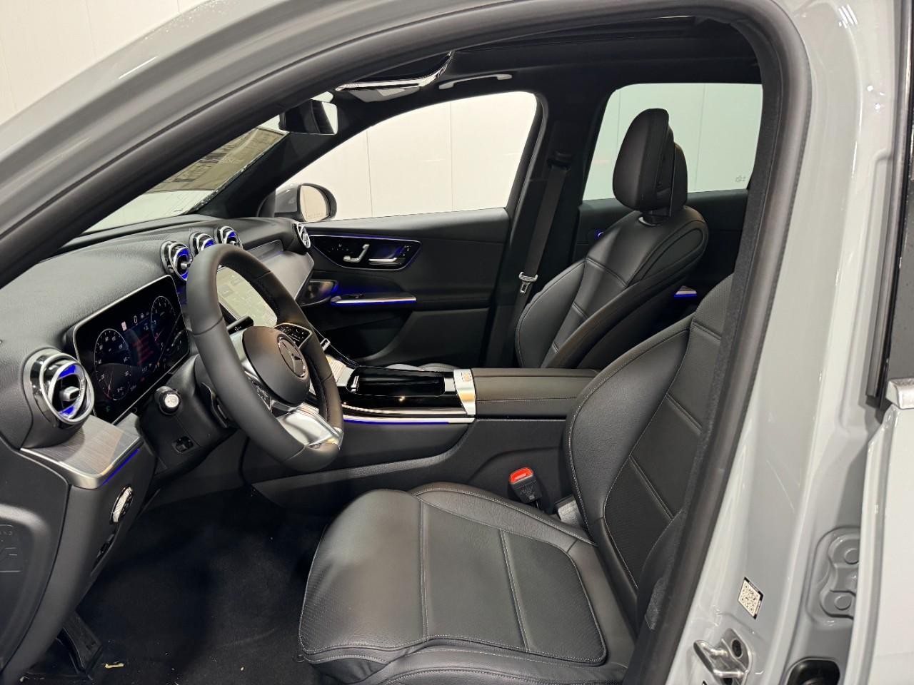 Mercedes-Benz GLC Vehicle Full-screen Gallery Image 27