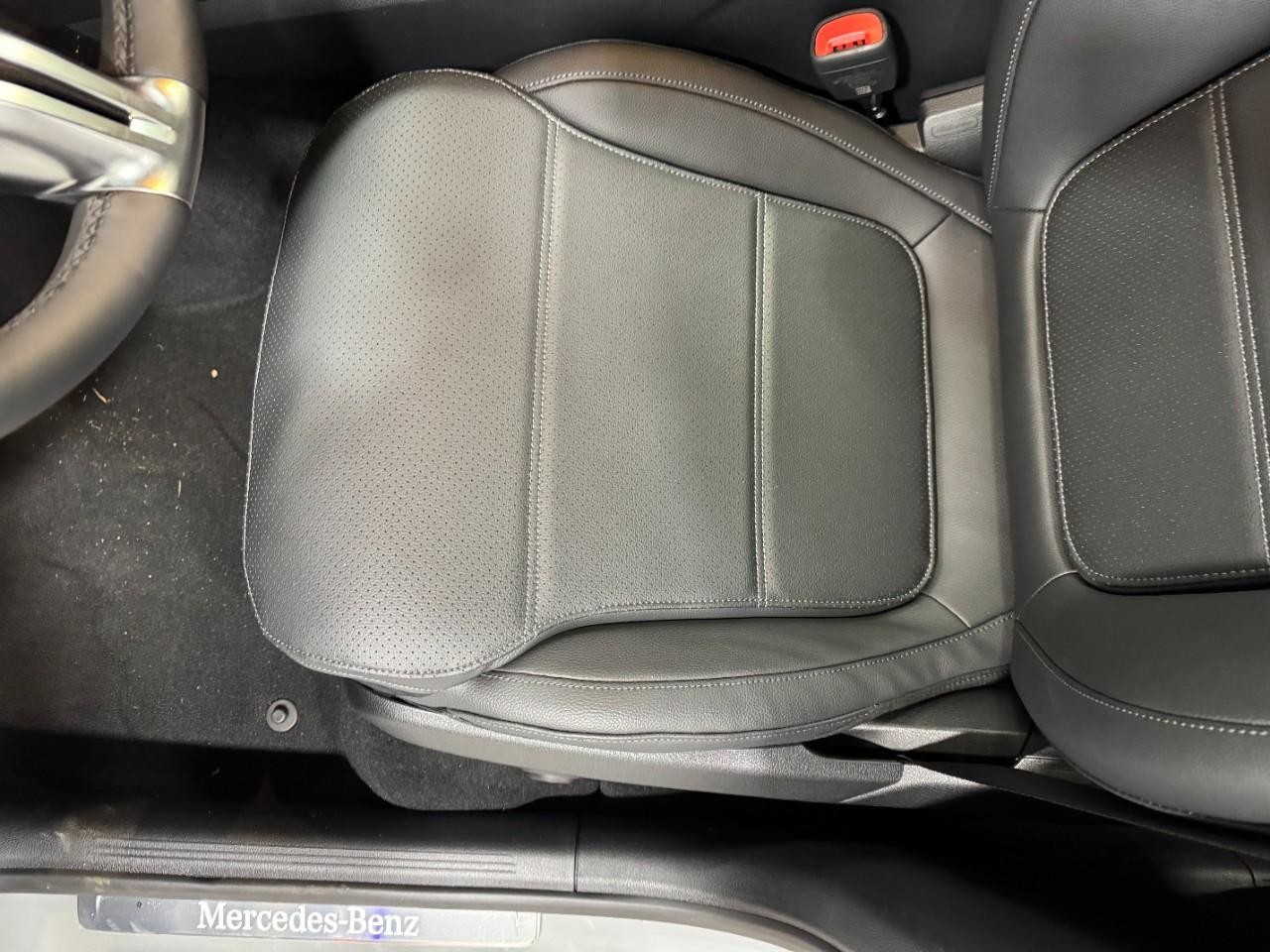 Mercedes-Benz GLC Vehicle Full-screen Gallery Image 28