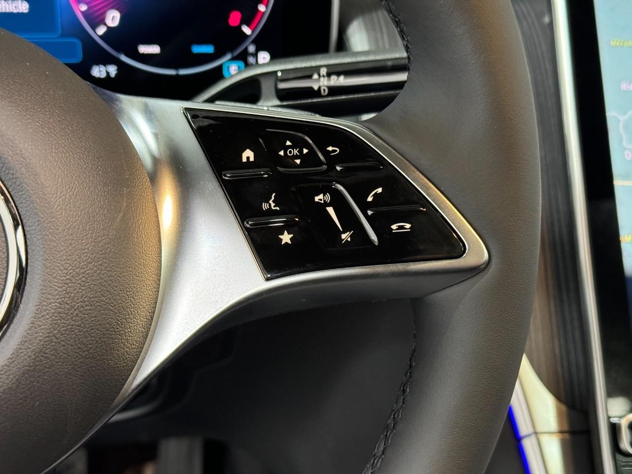 Mercedes-Benz GLC Vehicle Full-screen Gallery Image 32