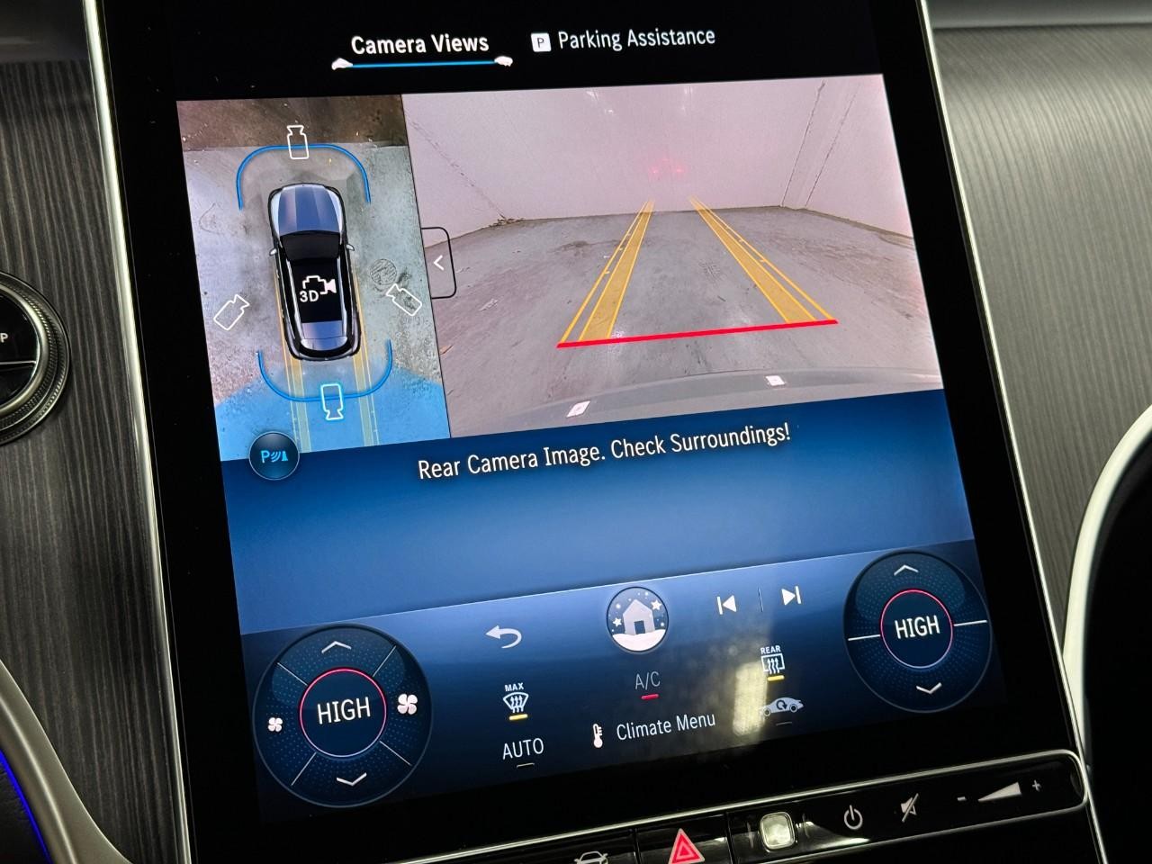 Mercedes-Benz GLC Vehicle Full-screen Gallery Image 35