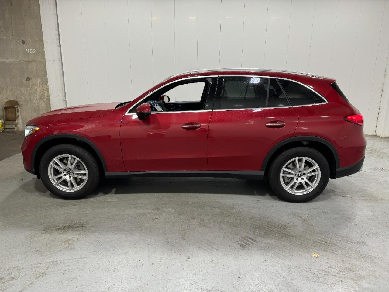 Mercedes-Benz GLC Vehicle Full-screen Gallery Image 2