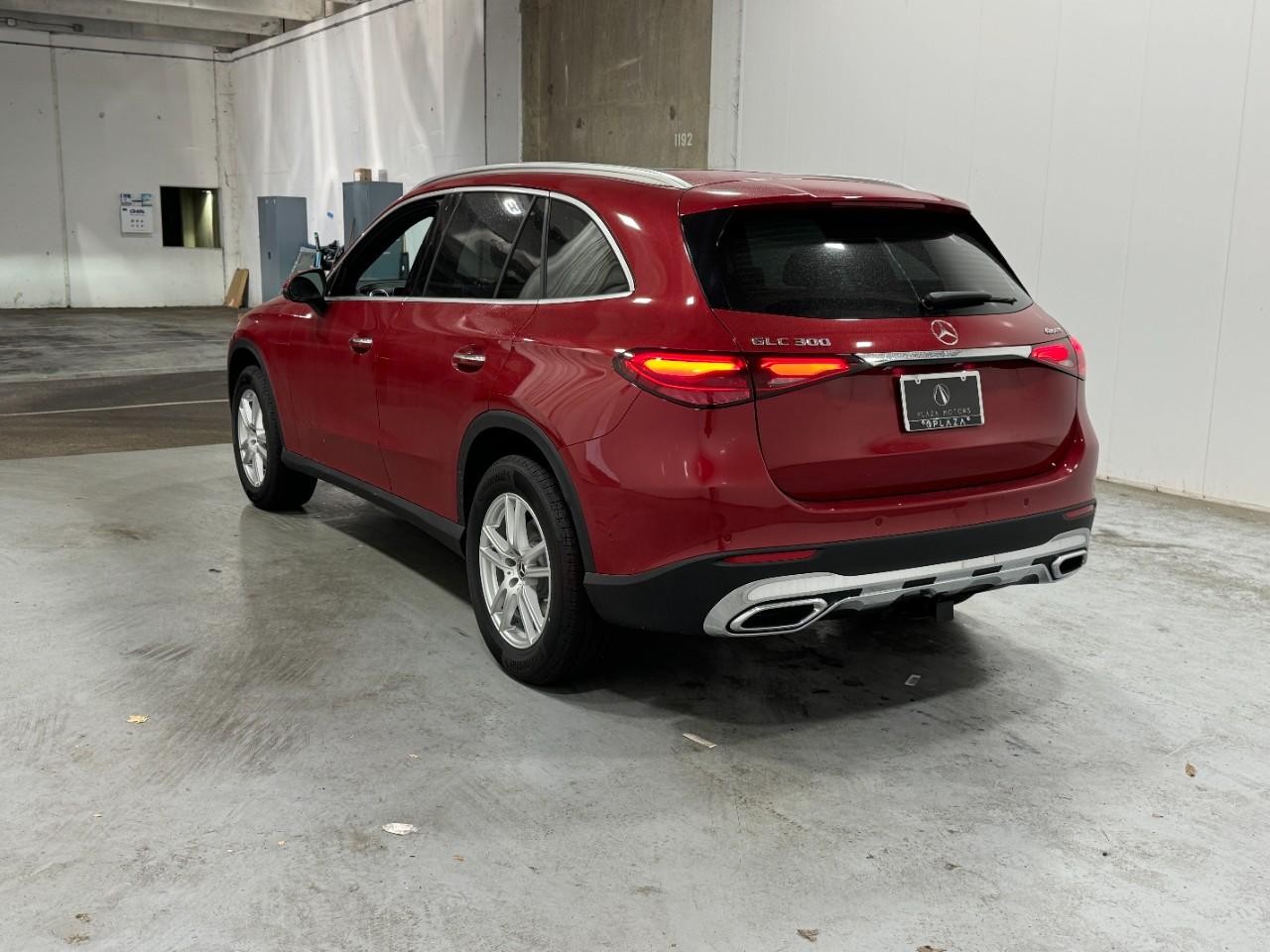 Mercedes-Benz GLC Vehicle Full-screen Gallery Image 3