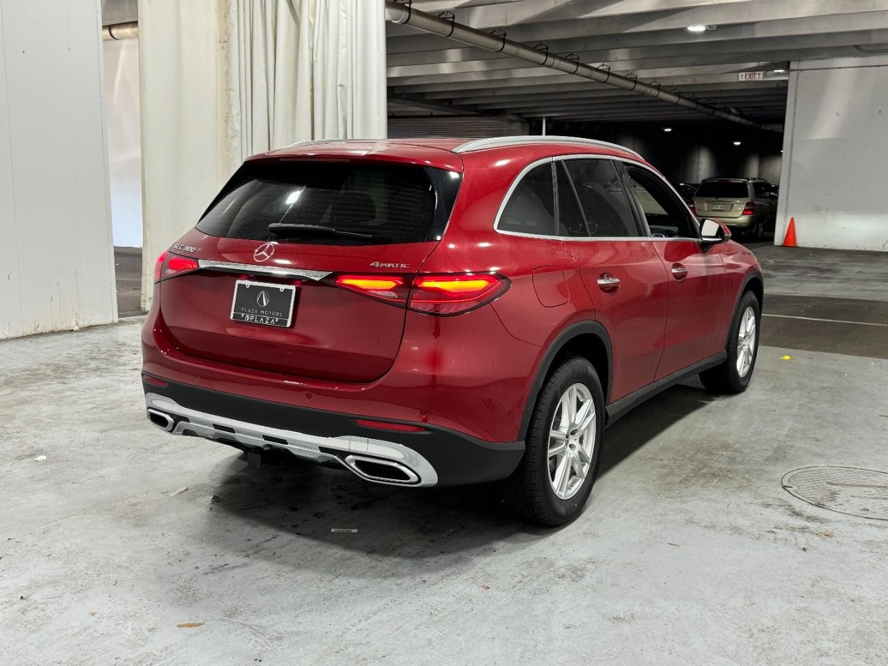 Mercedes-Benz GLC Vehicle Full-screen Gallery Image 4