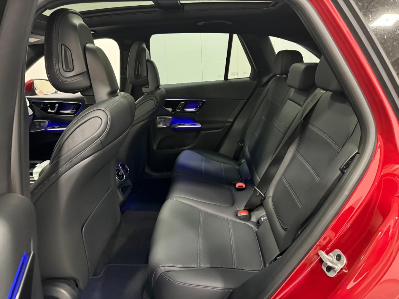 Mercedes-Benz GLC Vehicle Full-screen Gallery Image 8