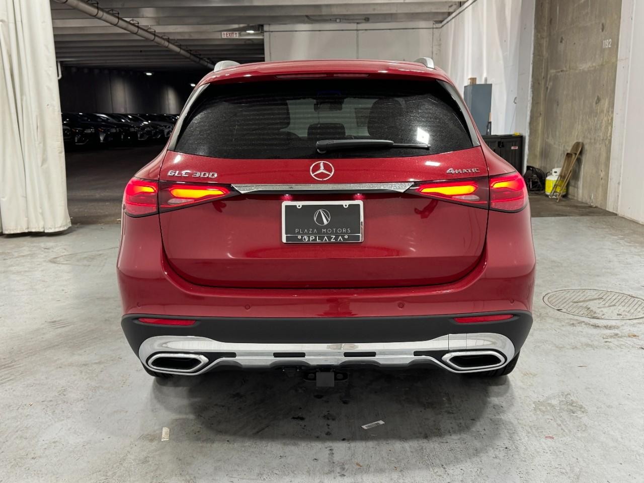 Mercedes-Benz GLC Vehicle Full-screen Gallery Image 9