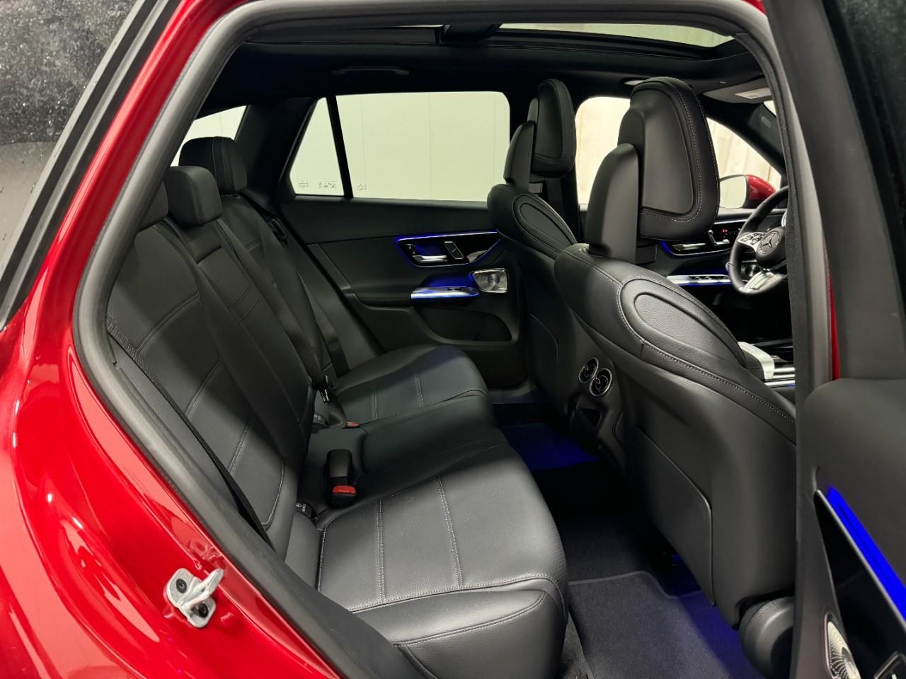 Mercedes-Benz GLC Vehicle Full-screen Gallery Image 10