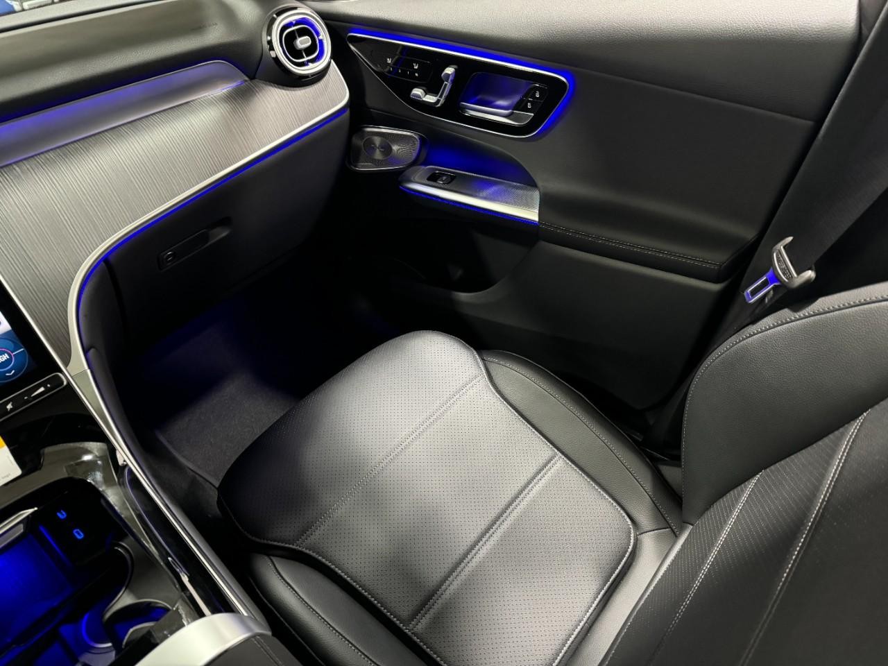 Mercedes-Benz GLC Vehicle Full-screen Gallery Image 15