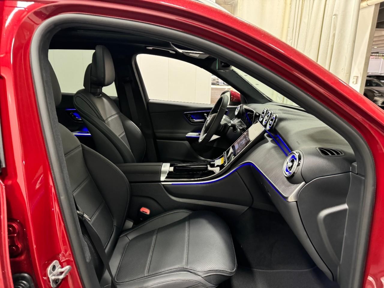 Mercedes-Benz GLC Vehicle Full-screen Gallery Image 16