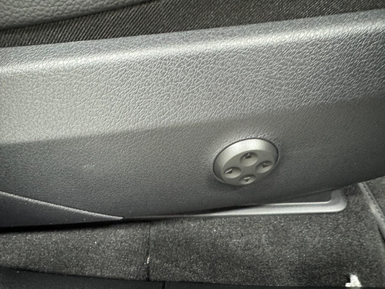 Mercedes-Benz GLC Vehicle Full-screen Gallery Image 18