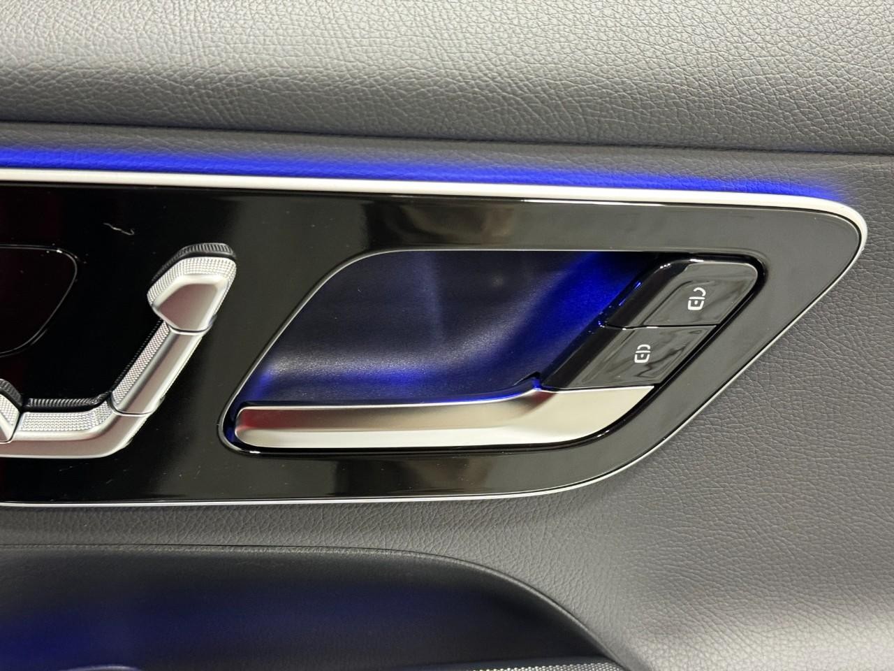 Mercedes-Benz GLC Vehicle Full-screen Gallery Image 20