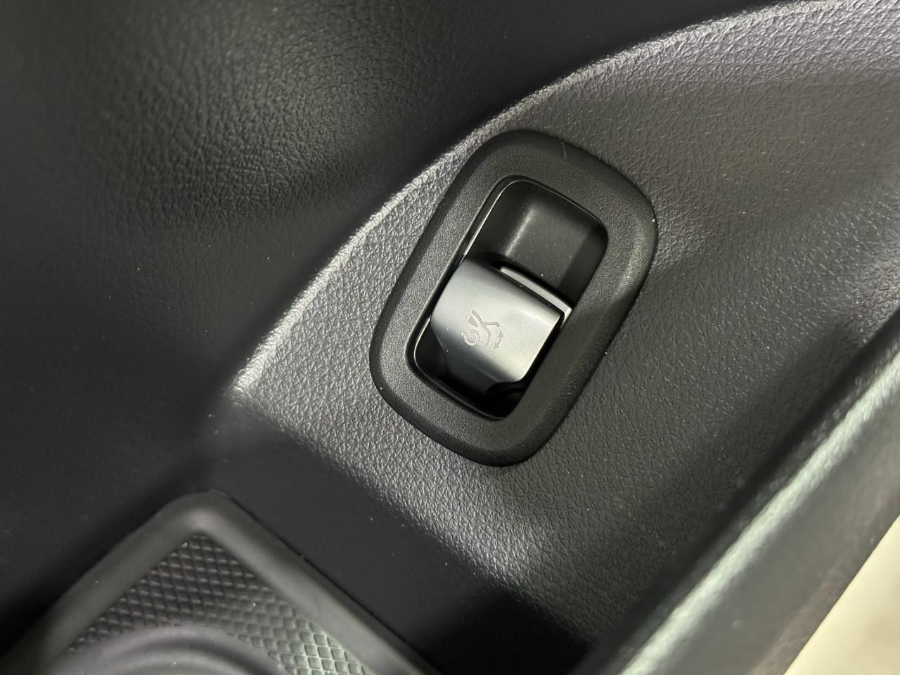 Mercedes-Benz GLC Vehicle Full-screen Gallery Image 26