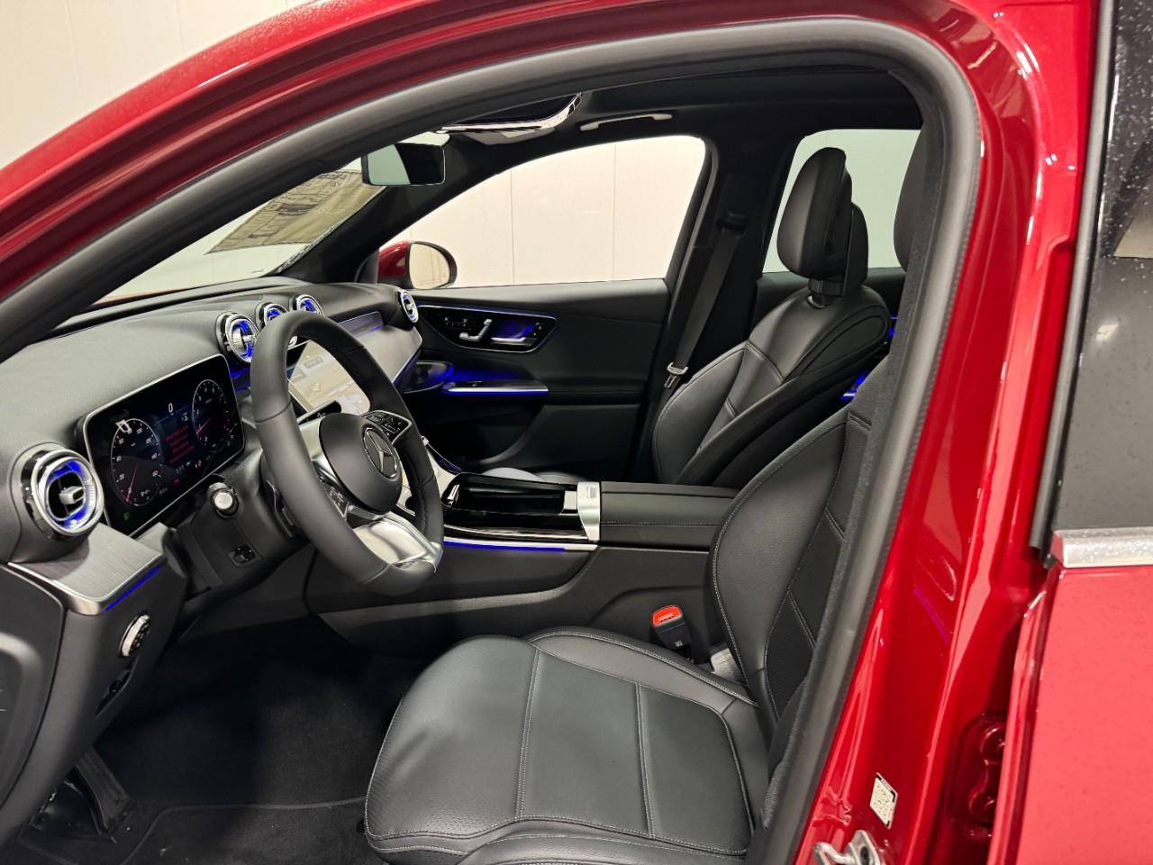 Mercedes-Benz GLC Vehicle Full-screen Gallery Image 27