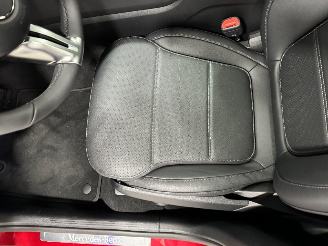 Mercedes-Benz GLC Vehicle Full-screen Gallery Image 28