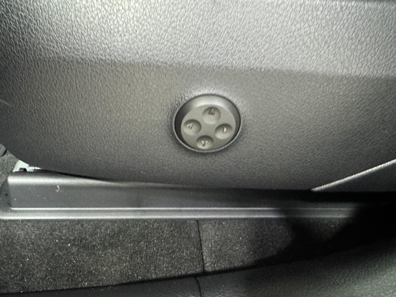 Mercedes-Benz GLC Vehicle Full-screen Gallery Image 29