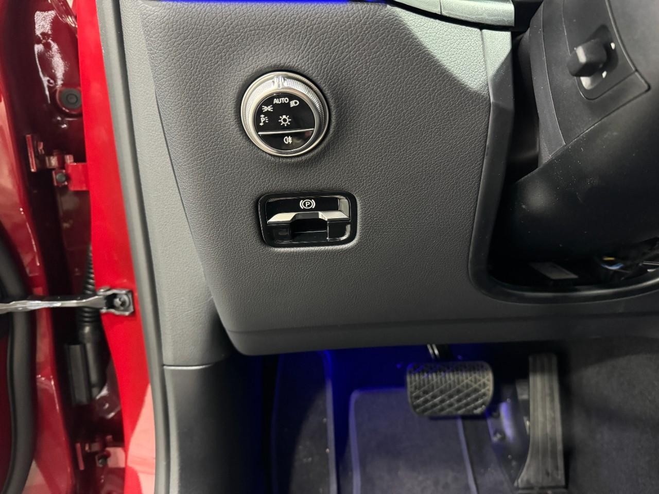 Mercedes-Benz GLC Vehicle Full-screen Gallery Image 30