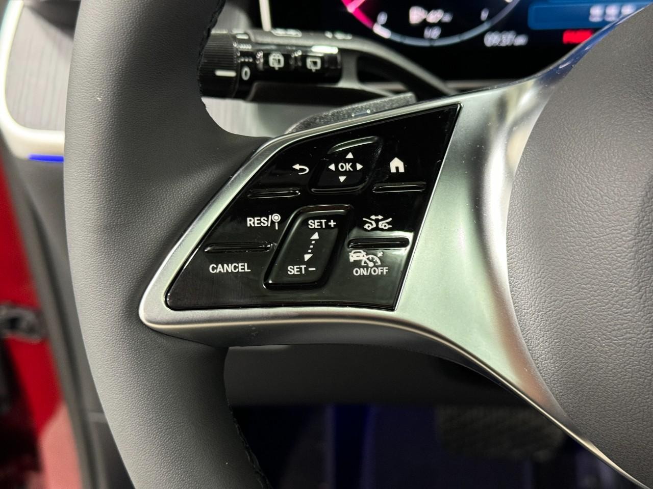 Mercedes-Benz GLC Vehicle Full-screen Gallery Image 31