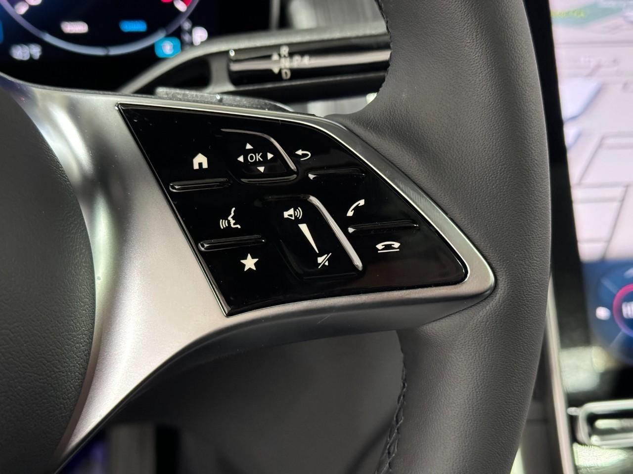 Mercedes-Benz GLC Vehicle Full-screen Gallery Image 32