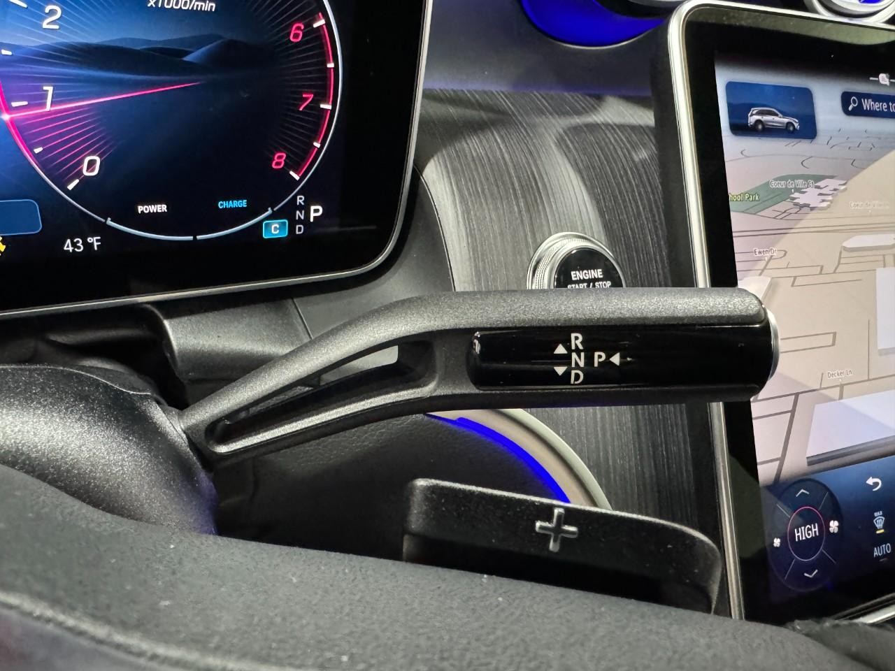 Mercedes-Benz GLC Vehicle Full-screen Gallery Image 34