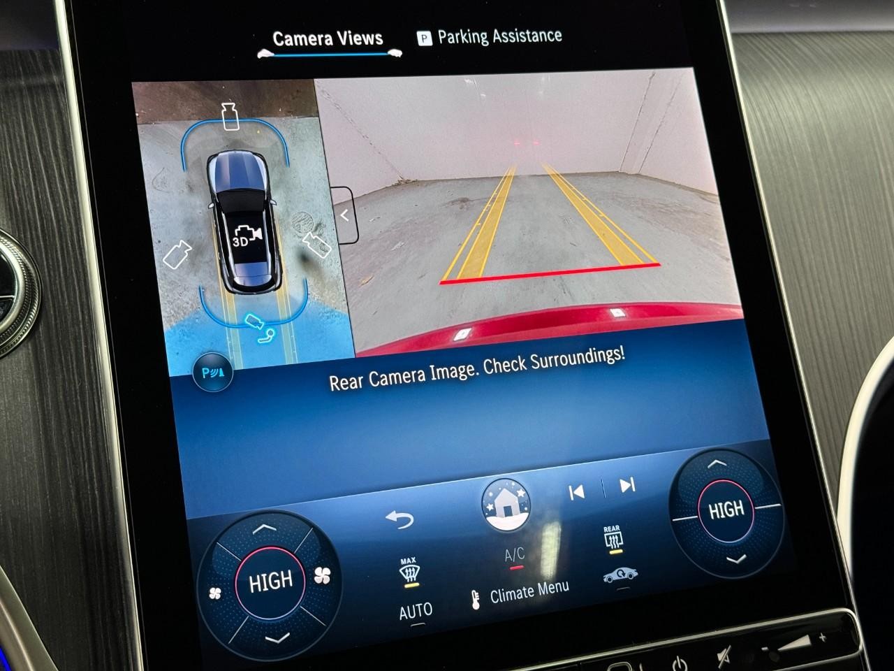 Mercedes-Benz GLC Vehicle Full-screen Gallery Image 35