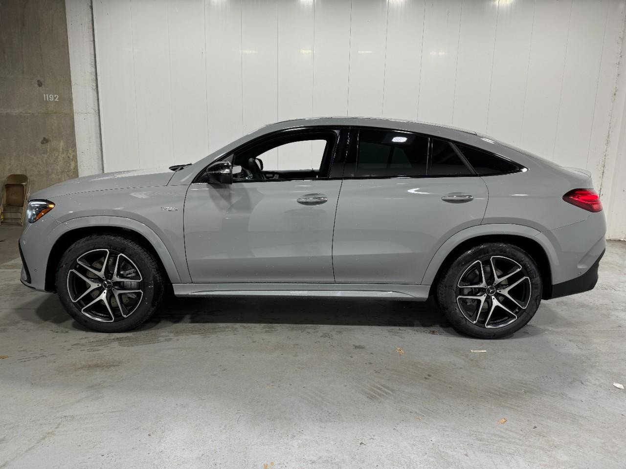 Mercedes-Benz GLE Vehicle Full-screen Gallery Image 2