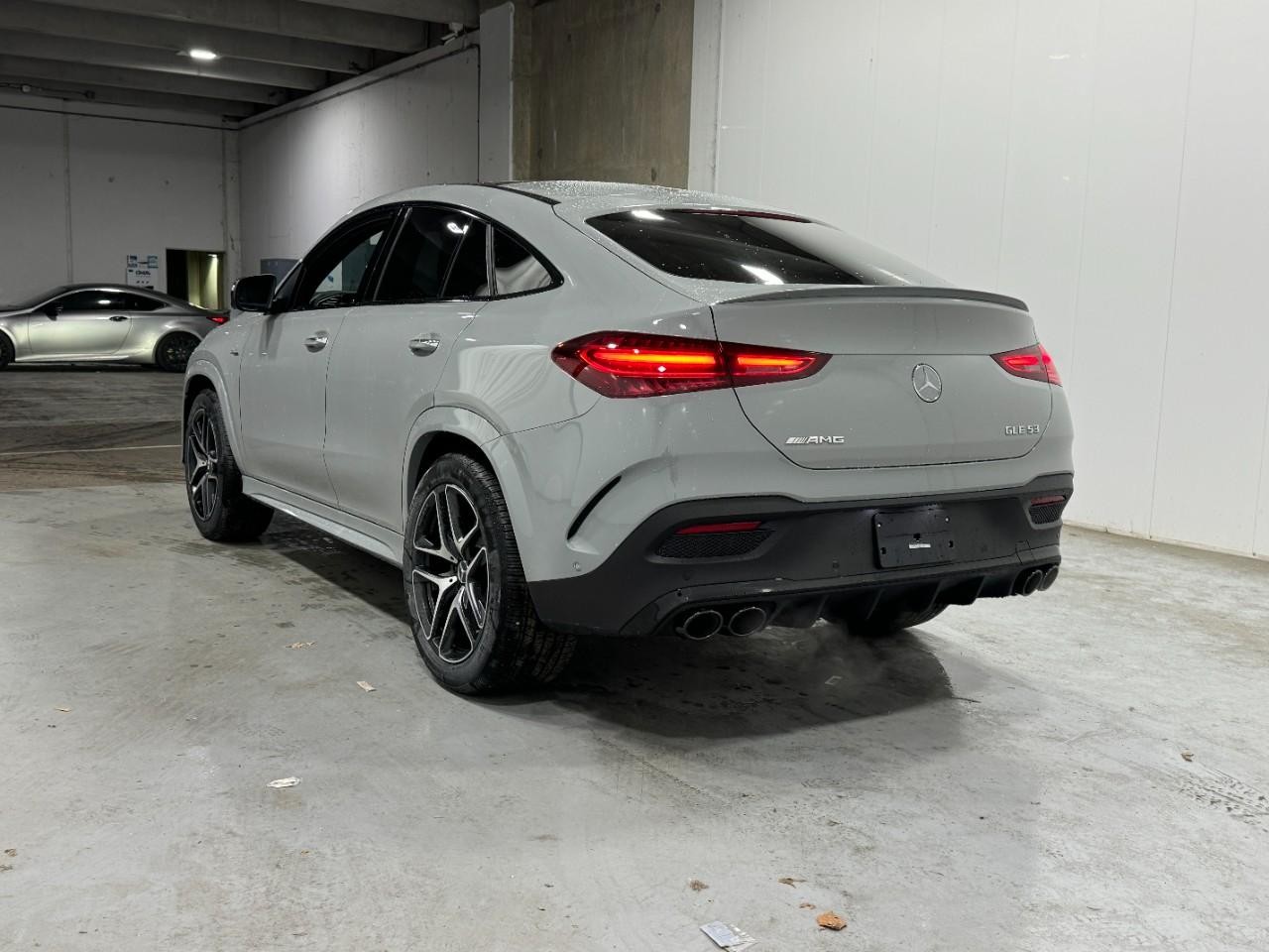 Mercedes-Benz GLE Vehicle Full-screen Gallery Image 3