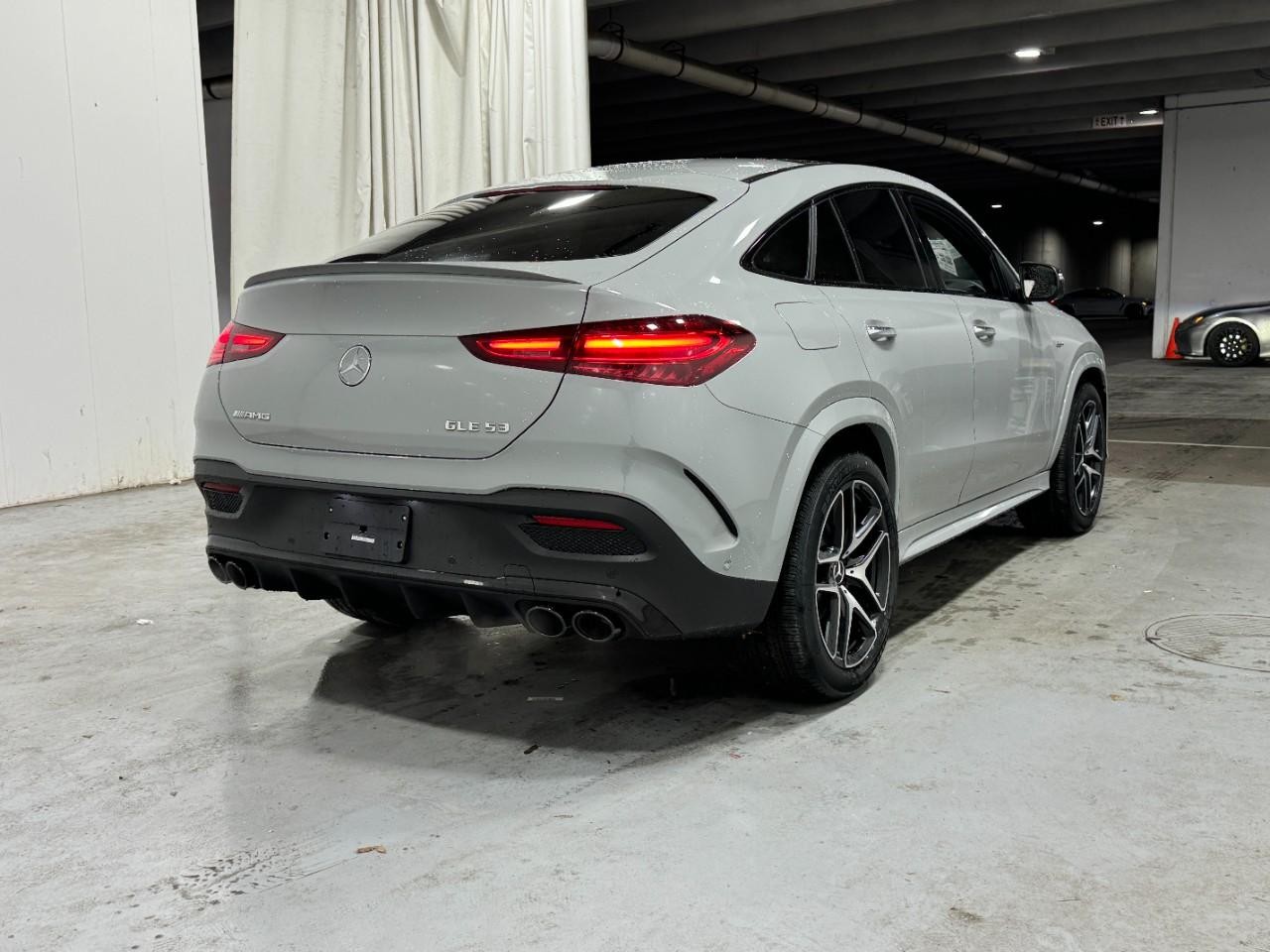 Mercedes-Benz GLE Vehicle Full-screen Gallery Image 4