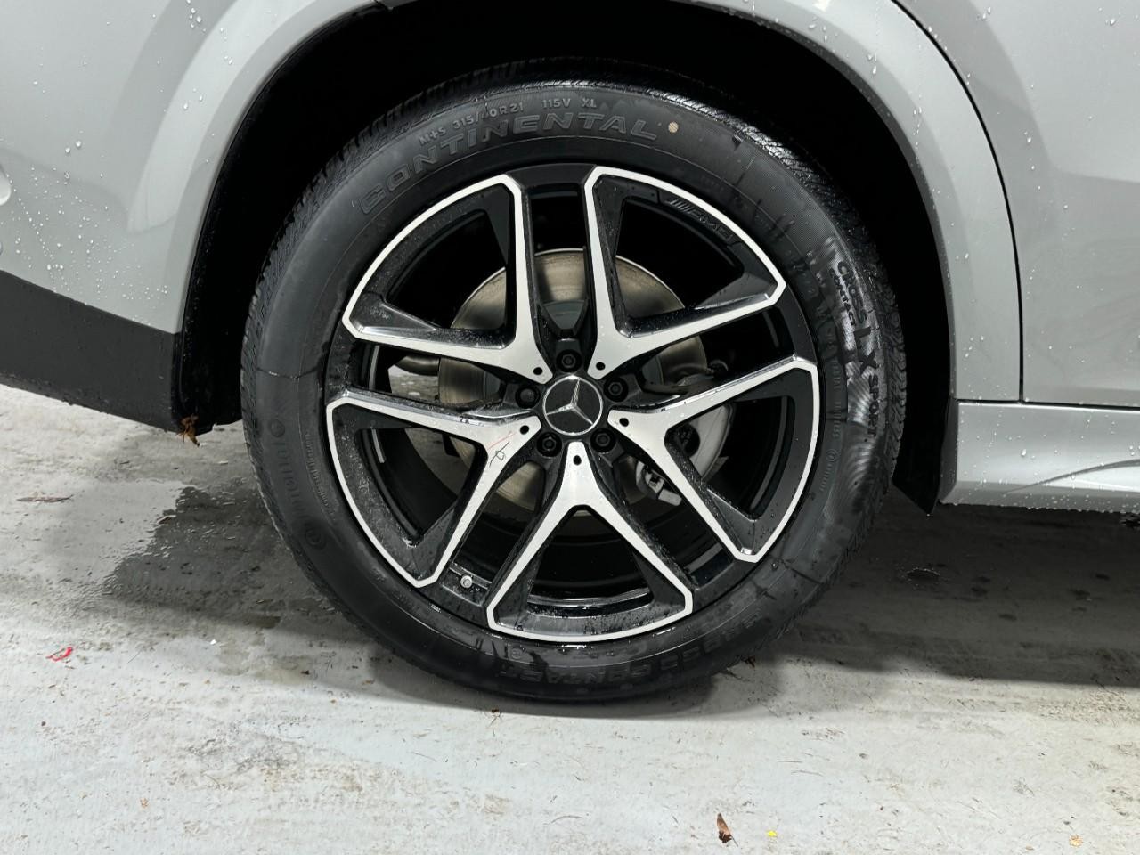 Mercedes-Benz GLE Vehicle Full-screen Gallery Image 5