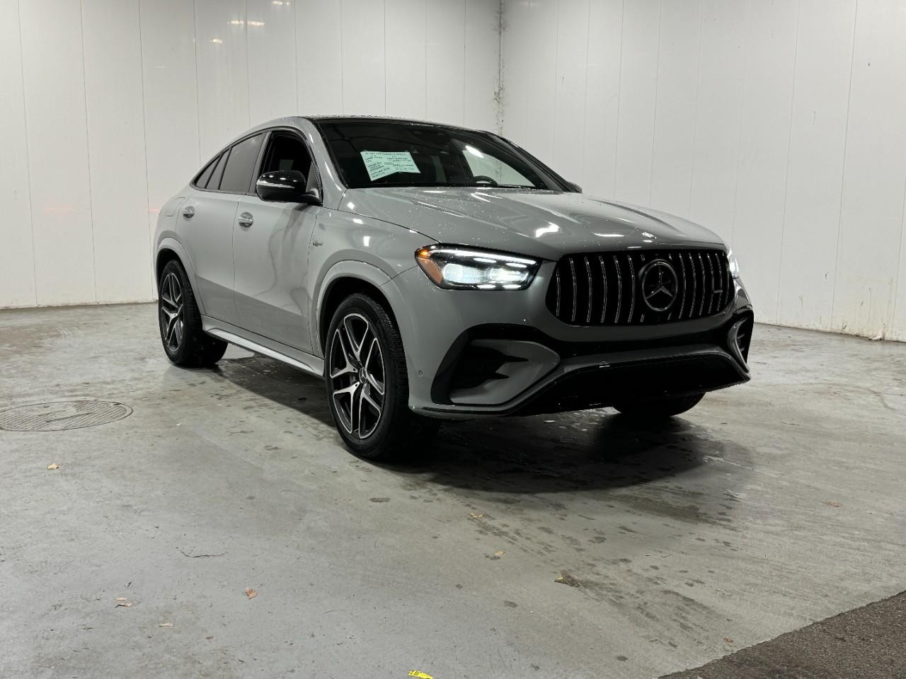 Mercedes-Benz GLE Vehicle Full-screen Gallery Image 6