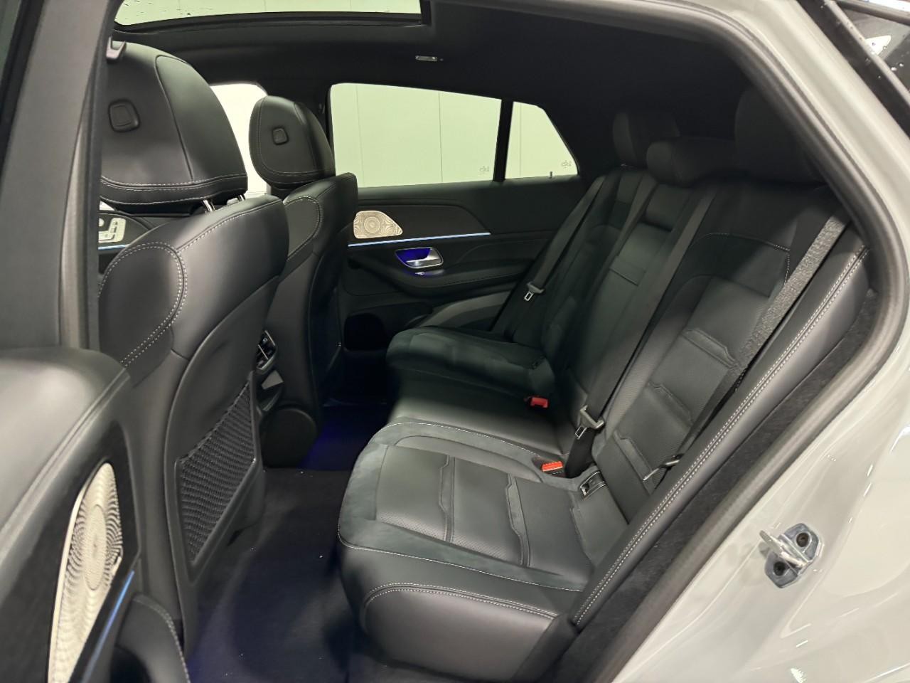 Mercedes-Benz GLE Vehicle Full-screen Gallery Image 8