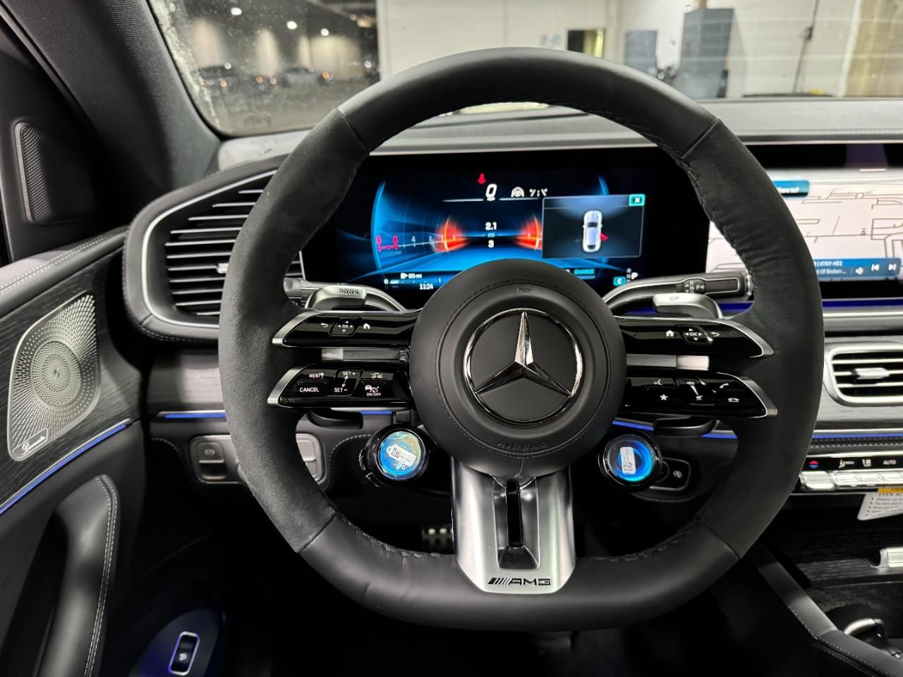 Mercedes-Benz GLE Vehicle Full-screen Gallery Image 13