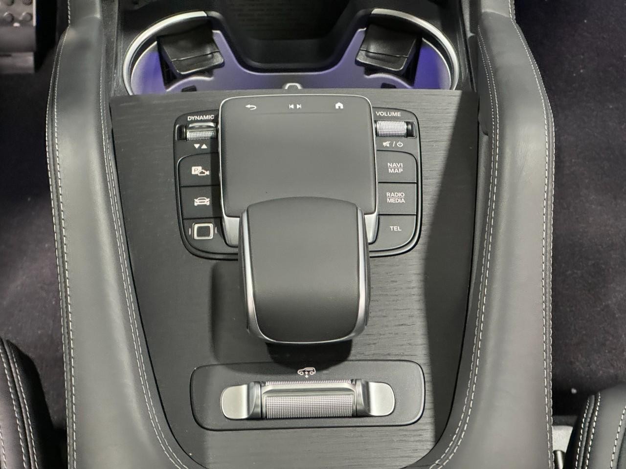 Mercedes-Benz GLE Vehicle Full-screen Gallery Image 16