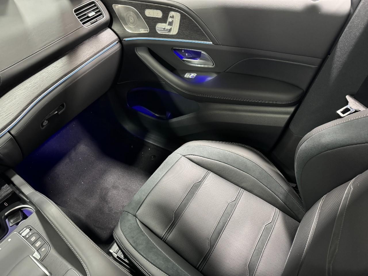 Mercedes-Benz GLE Vehicle Full-screen Gallery Image 17