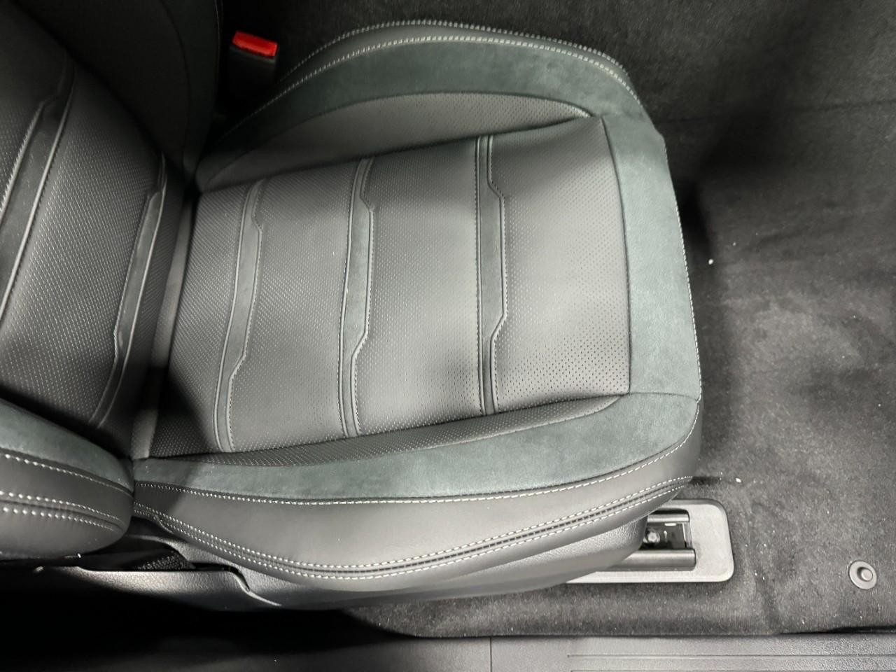 Mercedes-Benz GLE Vehicle Full-screen Gallery Image 19