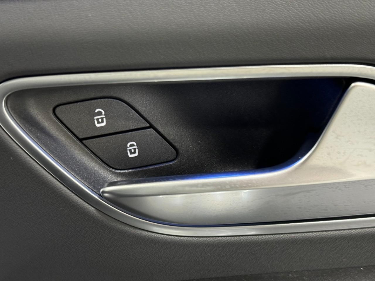 Mercedes-Benz GLE Vehicle Full-screen Gallery Image 21