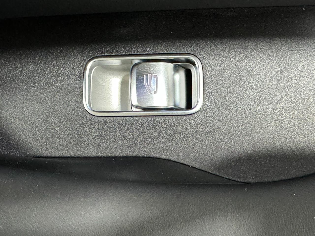 Mercedes-Benz GLE Vehicle Full-screen Gallery Image 22