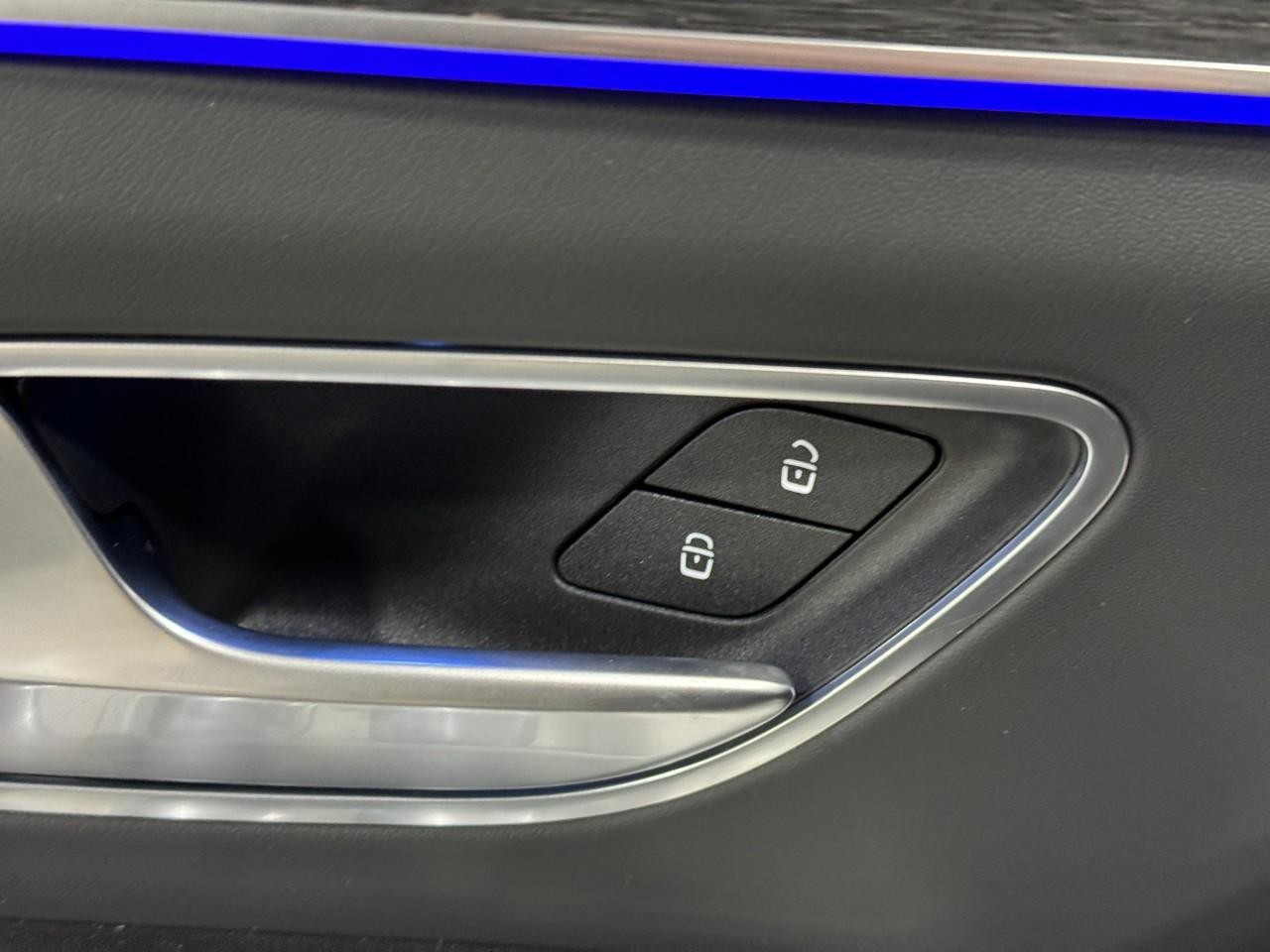 Mercedes-Benz GLE Vehicle Full-screen Gallery Image 25