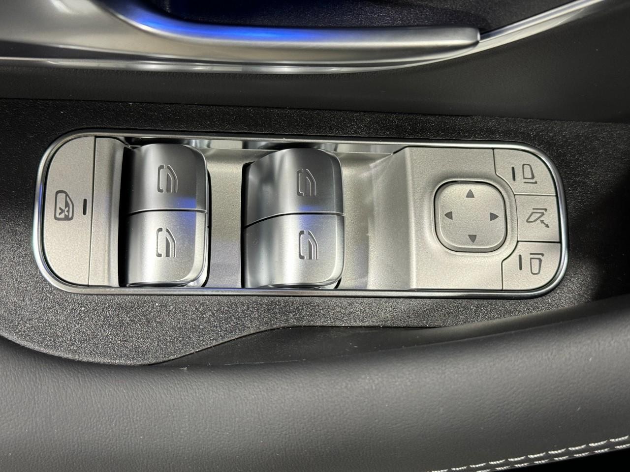 Mercedes-Benz GLE Vehicle Full-screen Gallery Image 26