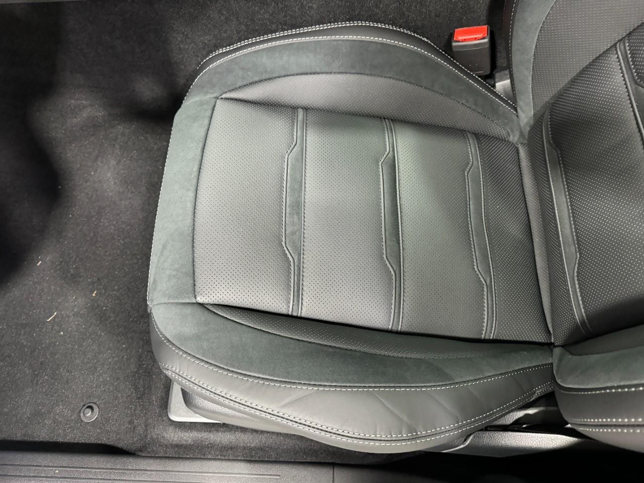 Mercedes-Benz GLE Vehicle Full-screen Gallery Image 29