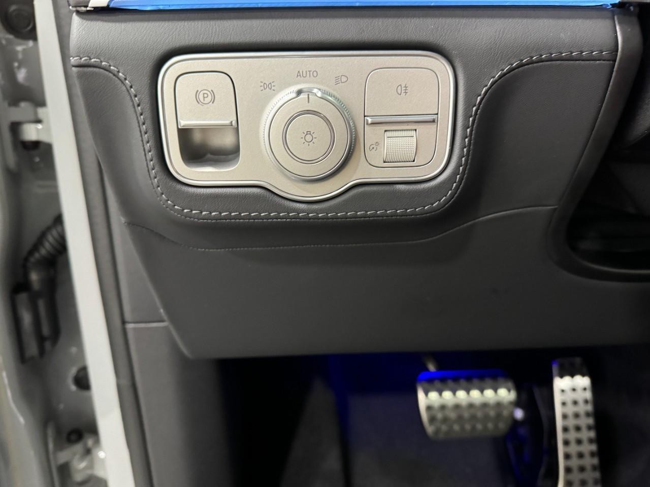 Mercedes-Benz GLE Vehicle Full-screen Gallery Image 30