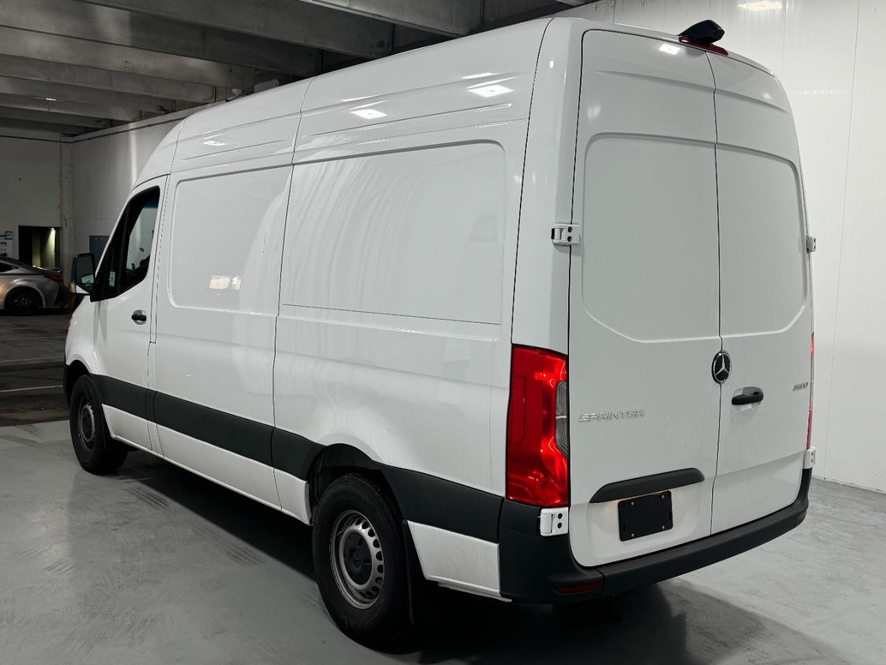Mercedes-Benz Sprinter Van Vehicle Full-screen Gallery Image 3