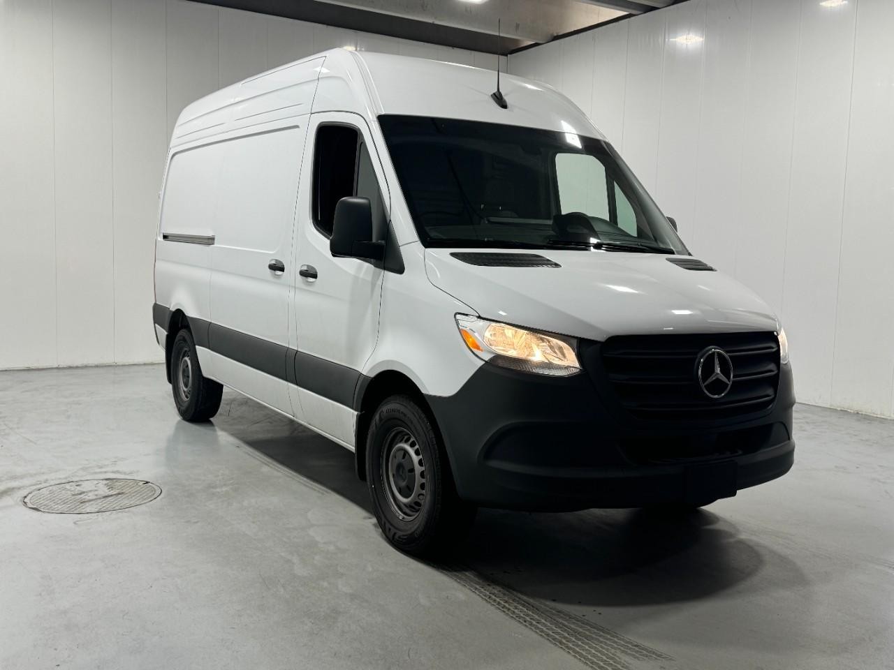 Mercedes-Benz Sprinter Van Vehicle Full-screen Gallery Image 6