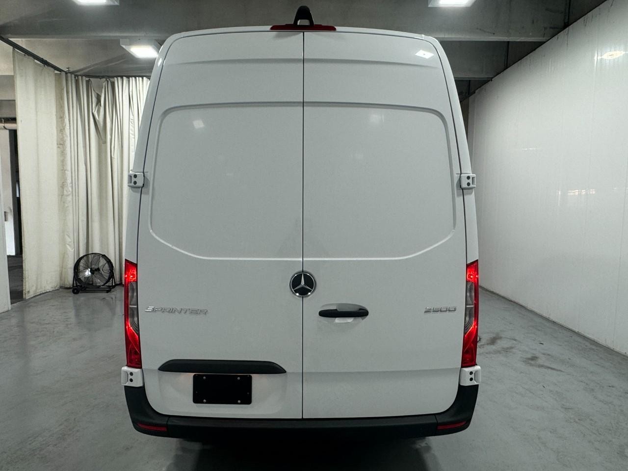 Mercedes-Benz Sprinter Van Vehicle Full-screen Gallery Image 8
