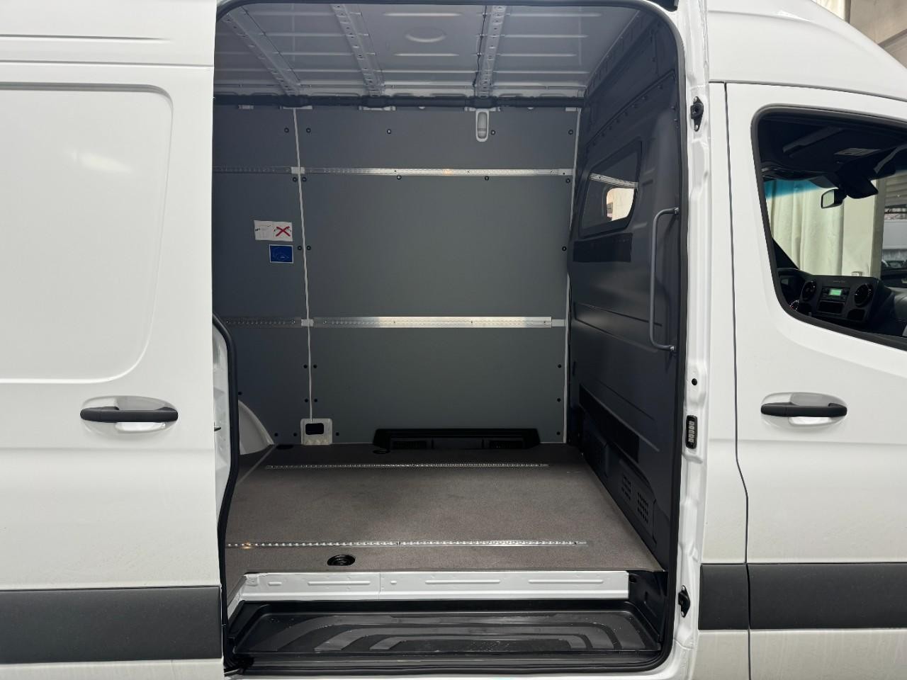 Mercedes-Benz Sprinter Van Vehicle Full-screen Gallery Image 10