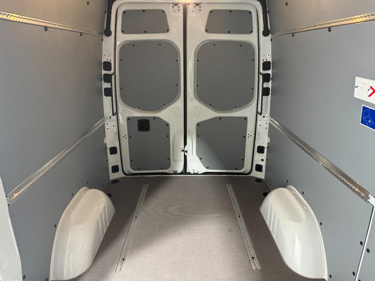 Mercedes-Benz Sprinter Van Vehicle Full-screen Gallery Image 11