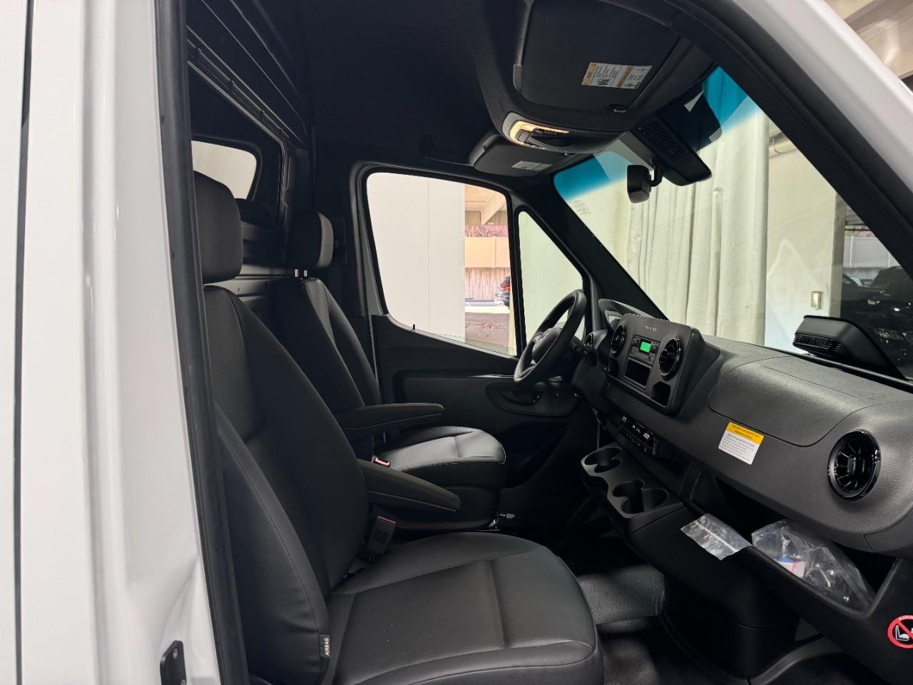 Mercedes-Benz Sprinter Van Vehicle Full-screen Gallery Image 16