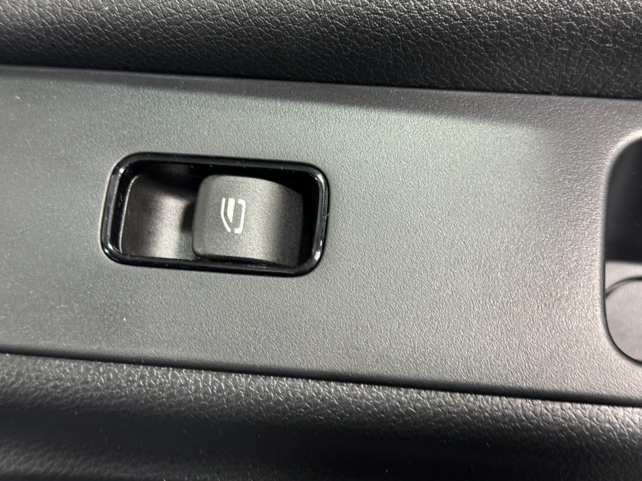 Mercedes-Benz Sprinter Van Vehicle Full-screen Gallery Image 19