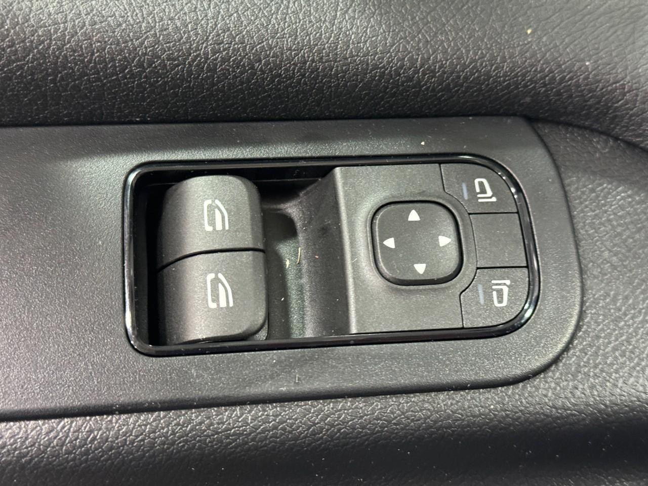 Mercedes-Benz Sprinter Van Vehicle Full-screen Gallery Image 21