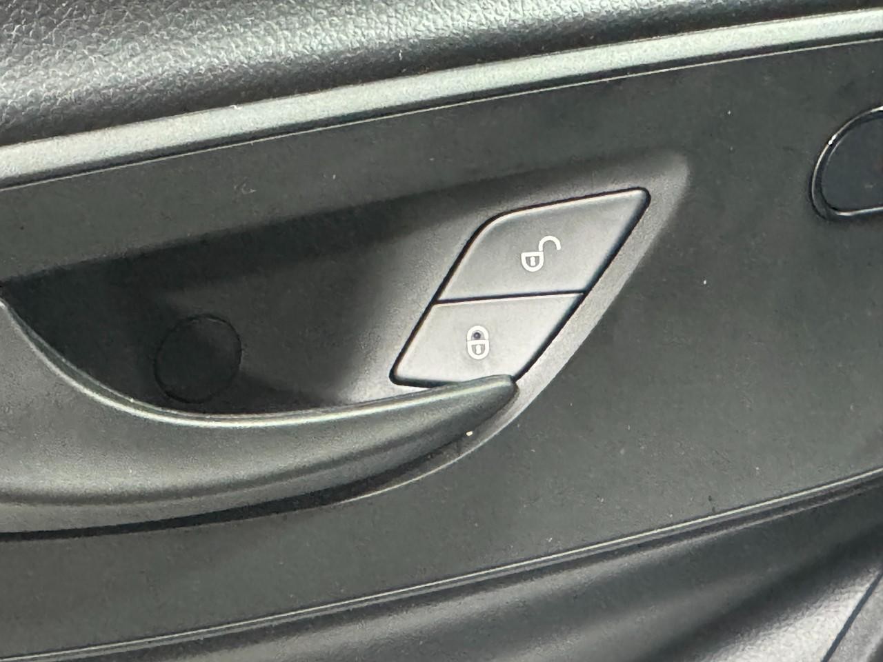 Mercedes-Benz Sprinter Van Vehicle Full-screen Gallery Image 23